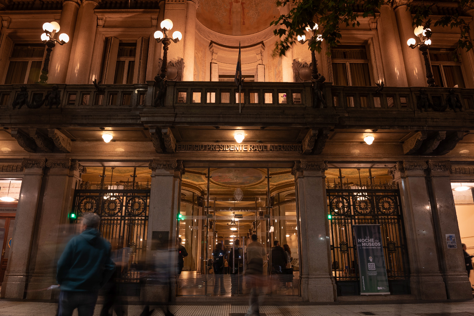Más de mil personas visitaron la AGN en una nueva edición de La Noche de los Museos. Más de mil personas visitaron la AGN en una nueva edición de La Noche de los Museos.