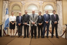 Entrega de diplomas al presidente Jesús Rodríguez y al auditor general Miguel Ángel Pichetto por sus funciones en la AGN